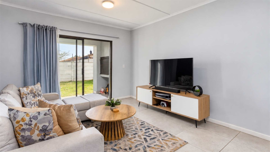 To Let 2 Bedroom Property for Rent in Loucharmante Western Cape